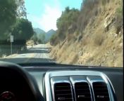 Массирует член руками и ногами