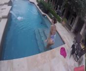 Плавает голышом и мастурбирует порно