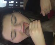 Темненькая глубоко сосет