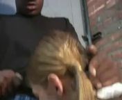 Негр в подворотне трахает малолетку