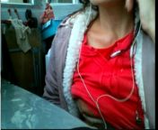 Чешет сиськи и соски секс юмор