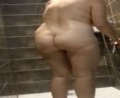 Подрочила в душе на скрытую камеру