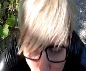 Зрелая сосет в кустах